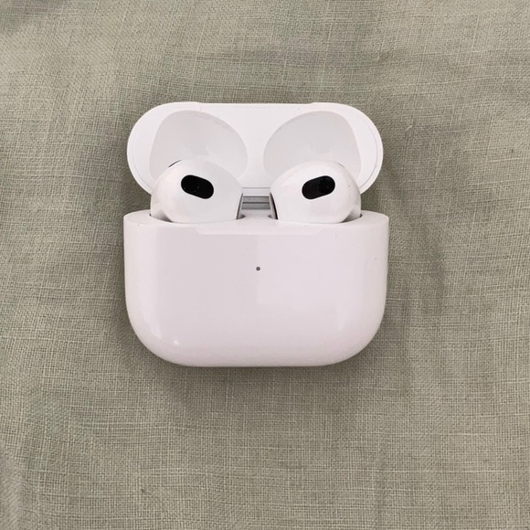 Apple AirPods 3rd Generation - Picture 1 of 2